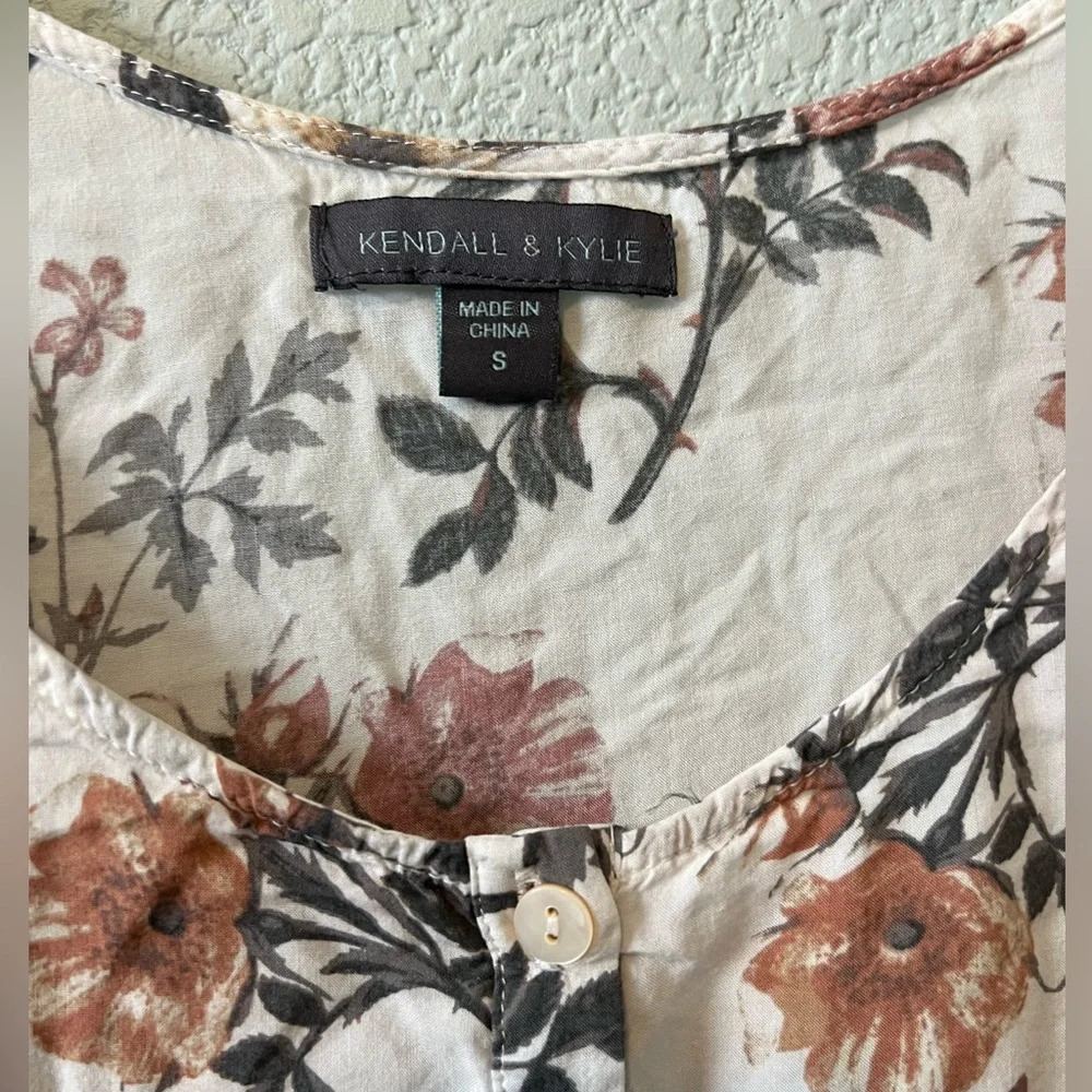 Kendall & Kyle Floral Top - Picture 3 of 6